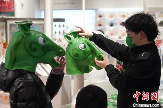 圖為“神馬來了”銅奔馬頭套?！【琶赖┰?攝
