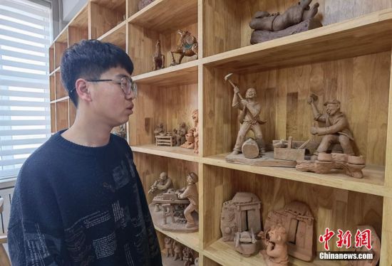 圖為學(xué)生介紹作品。 劉玉桃 攝