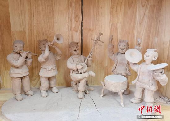 圖為泥塑作品展現(xiàn)人們娛樂場(chǎng)景。 劉玉桃 攝