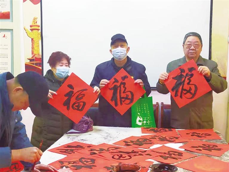 蘭州：“幸福敲門 新春送?！被顒忧榕f家