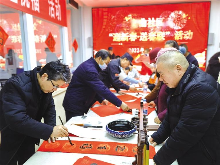 蘭州新區(qū)開(kāi)展“墨香四溢送春聯(lián)·情暖文曲送祝?！被顒?dòng)