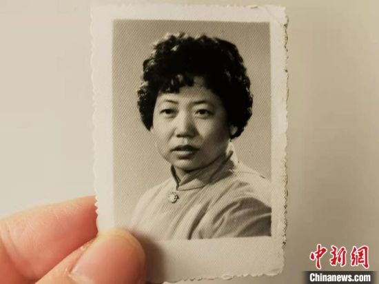 圖為20世紀80年代，蘭州照相館拍攝的人物肖像照，如今仍然有很多人選擇拍攝這樣的照片留作紀念?！⊥跄劣?攝