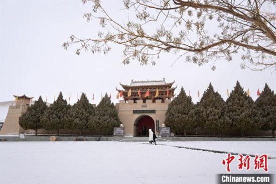 圖為2月17日，游人在鳴沙山月牙泉景區(qū)內(nèi)體驗大漠雪景?！《鼗褪形穆镁止﹫D