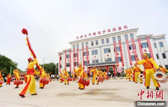 2021年6月30日，蘭州太平鼓教育保護(hù)實踐基地啟動儀式在蘭州新區(qū)舉行。(資料圖) 高展 攝