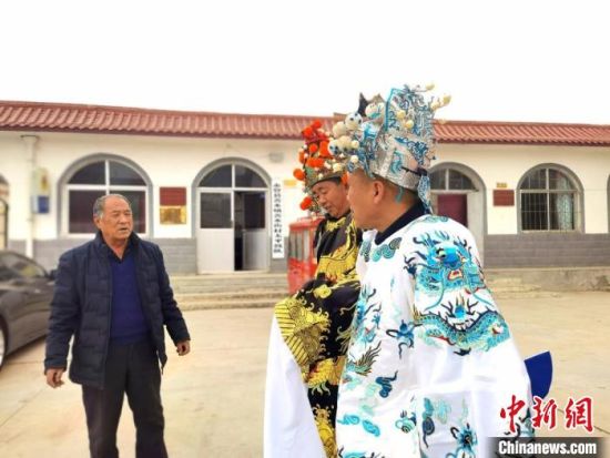 圖為69歲的“苦水高高蹺”國家級(jí)傳承人巨海全(左一)，叮囑徒弟們高高蹺練習(xí)技巧要領(lǐng)?！￠Z姣 攝