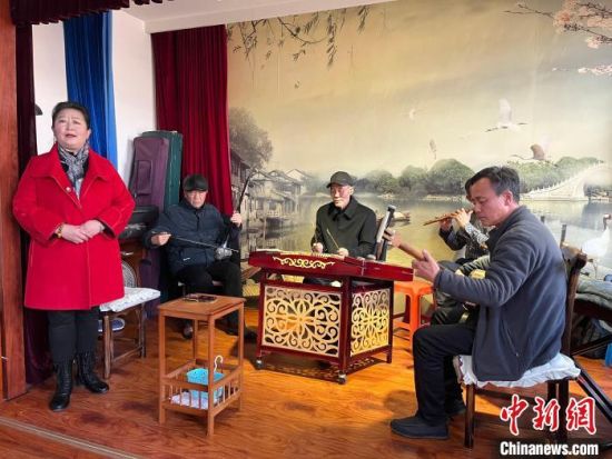 圖為蘭州鼓子表演者王常玉登臺演唱，她是這項(xiàng)入列國家級非物質(zhì)文化遺產(chǎn)的曲藝表演者中，為數(shù)不多的女演員。　張煜曼 攝