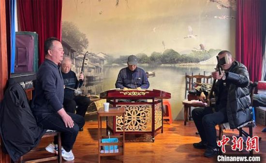 圖為蘭州鼓子愛好者在傳習(xí)所內(nèi)互相搭檔上臺演出?！堨下?攝