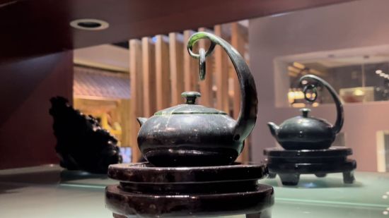 圖為酒泉夜光杯廠里陳列的夜光杯茶藝文化產(chǎn)品——精品懸環(huán)玉壺。王牧雨