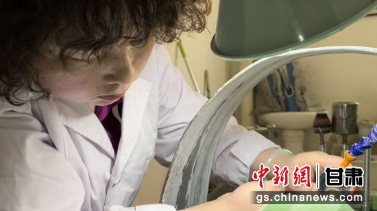 夜光杯制作學(xué)徒謝小琴坦言，雖工作枯燥，但是能夠掌握國(guó)家級(jí)非遺技藝是很自豪的。王牧雨 攝