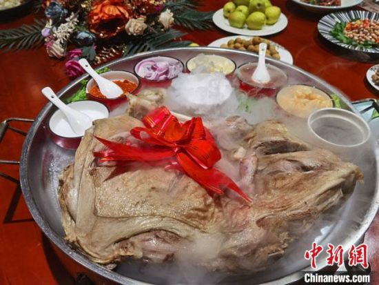 圖為酒泉美食“漢蒸全羊”?！●T志軍 攝