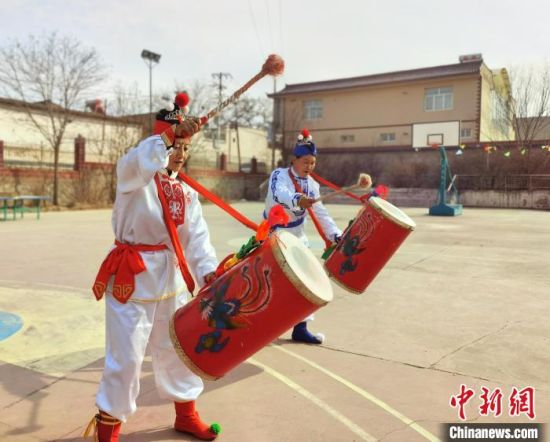 圖為劉玉均(右一)身穿青花服與隊(duì)員一起練習(xí)動(dòng)作?！堟?攝