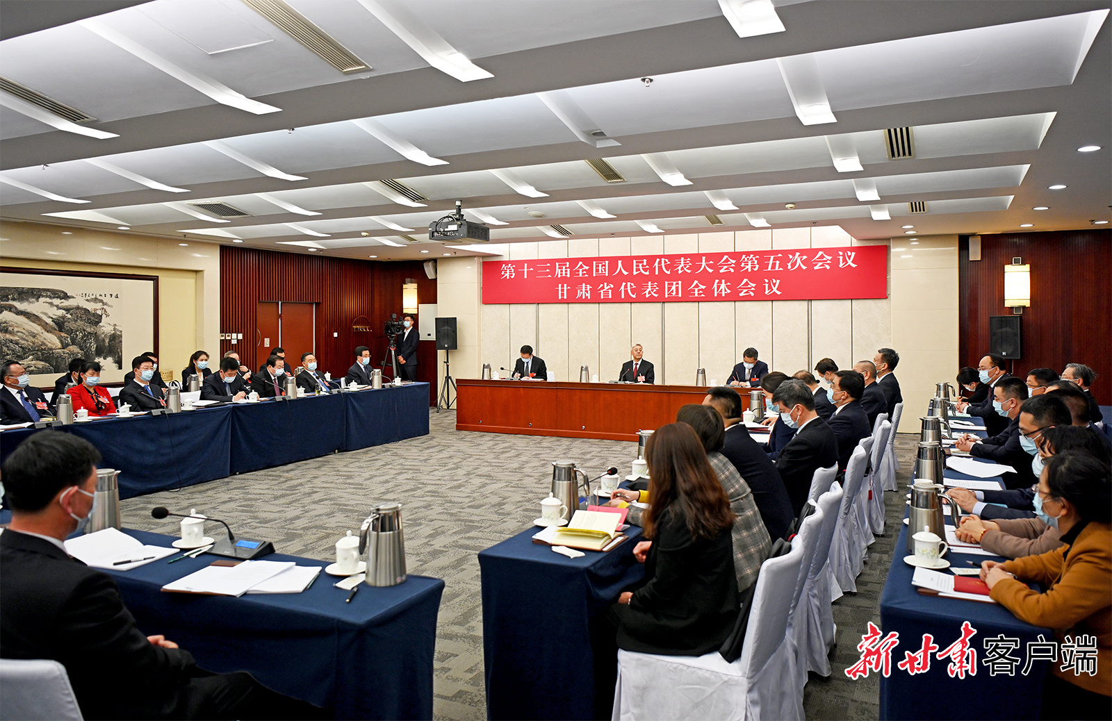 甘肅代表團(tuán)舉行全體會議，尹弘主持并講話