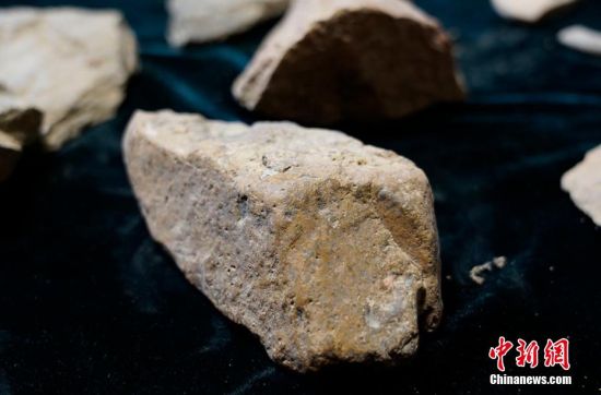 圖為靜寧縣賈河鄉(xiāng)竇坪村出土的石器。 夏劍鋒 攝