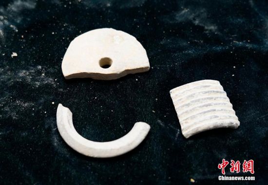 圖為靜寧縣賈河鄉(xiāng)竇坪村出土的佩飾。 夏劍鋒 攝