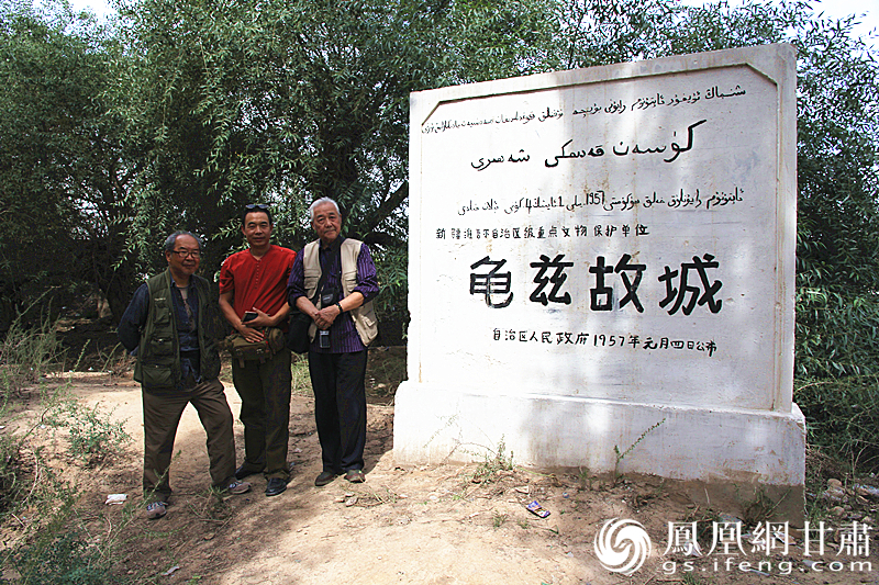 庫(kù)車(chē)是古代龜茲語(yǔ)，意為“龜茲人的城”，乃絲綢之路重鎮(zhèn)。2016年，蘇朗（右）、文巖（左）等藝術(shù)家前往庫(kù)車(chē)龜茲故城遺址采風(fēng)。楊文遠(yuǎn) 攝