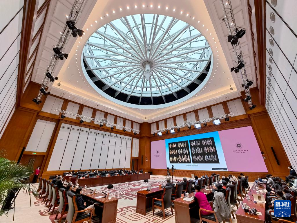 3月18日，“中國社會科學(xué)院考古學(xué)論壇·2021年中國考古新發(fā)現(xiàn)”進(jìn)行入選項目報告環(huán)節(jié)（手機照片）。