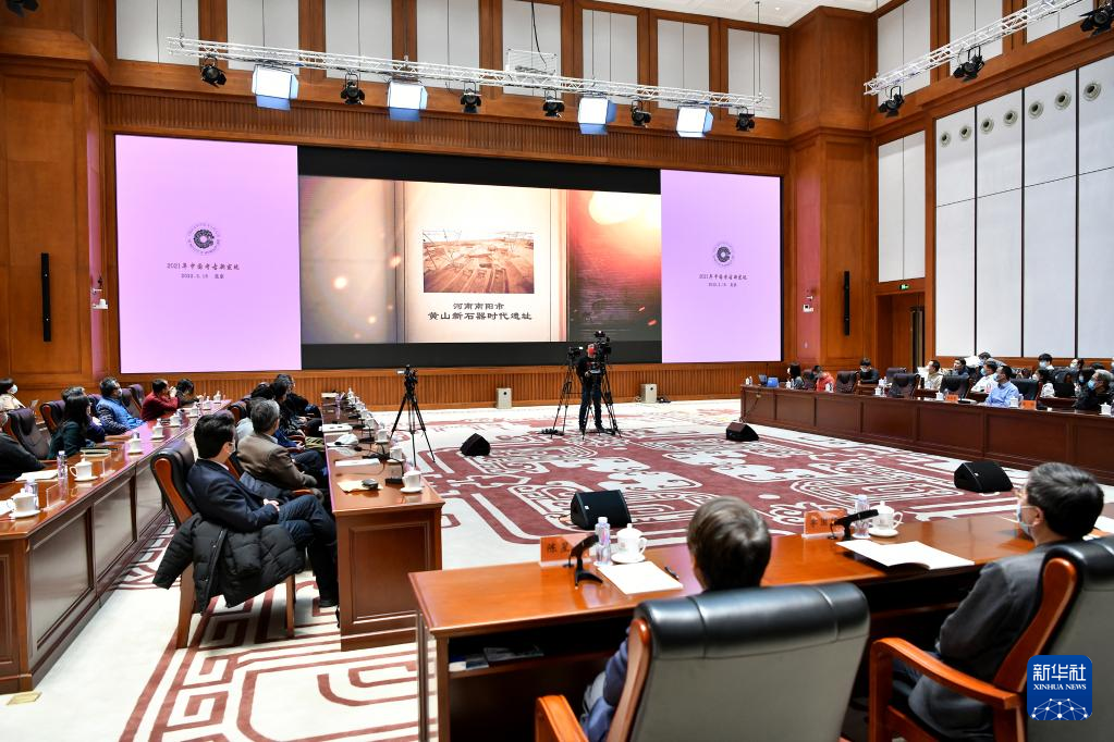 3月18日，在“中國社會科學(xué)院考古學(xué)論壇·2021年中國考古新發(fā)現(xiàn)”上，參會人員觀看宣傳視頻。
