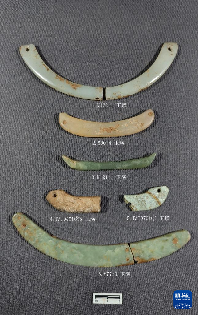 河南南陽市黃山新石器時代遺址出土的屈家?guī)X文化玉璜（資料圖）。