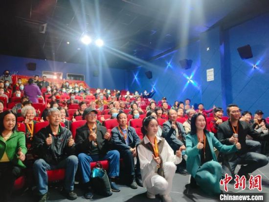 《浴血誓言》主創(chuàng)團(tuán)隊(duì)與到場的紅軍后代合影?！￡愡x斌 攝