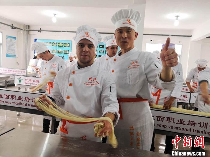圖為外國(guó)留學(xué)生學(xué)習(xí)牛肉面的制作。(資料圖) 史靜靜 攝