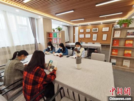 近日，在國網(wǎng)甘肅電力黨校職工書屋，正在舉行青年職工讀書交流活動?！⌒煅?攝