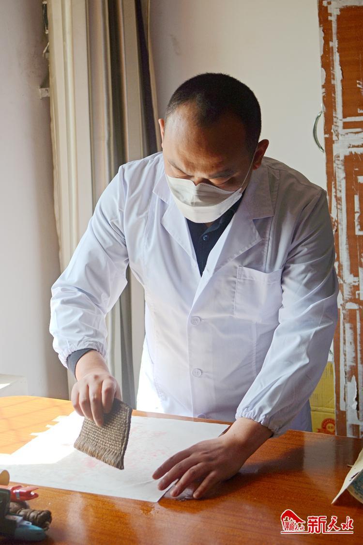 朽爛歷史檔案如何獲新生？看修復師“妙手回春”