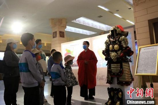 該“唐朝明光鎧”吸引游人圍觀，盡顯中國(guó)古代工匠獨(dú)特設(shè)計(jì)和傳統(tǒng)甲胄文化的魅力?！垥粤?攝