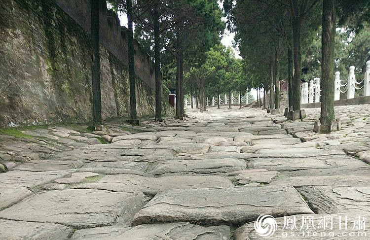 司馬遷祠的山崗下面有一段司馬古道，石條為北宋時(shí)鋪設(shè)，歷經(jīng)800余年的雨水沖刷、風(fēng)化、人走車碾，石條上的車轍印是這里曾經(jīng)繁華的歷史見證，又好像昭示太史公一生的坎坷與悲壯。楊文遠(yuǎn) 攝