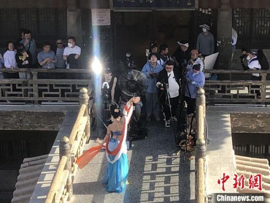 圖為5月以來，“奧大?！敝辈ガF(xiàn)場(chǎng)引游客圍觀。　敦煌市委宣傳部供圖