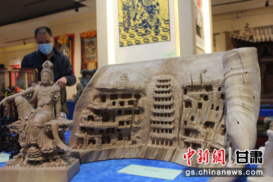 連日來，甘肅省工藝美術(shù)行業(yè)評(píng)審認(rèn)定工作會(huì)議在蘭州舉行。圖為以敦煌莫高窟為題材的木雕作品《守護(hù)》。徐雪 攝