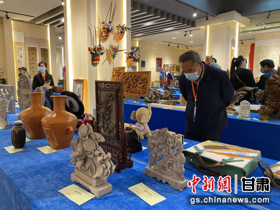 來自全省的近800件作品進(jìn)入專家評(píng)審環(huán)節(jié)，作品涵蓋雕塑雕刻、漆器、工藝花畫等多個(gè)類別。徐雪 攝