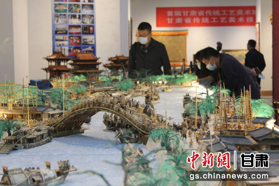 圖為參評(píng)作品牦牛角立體微雕“清明上河圖”。徐雪 攝