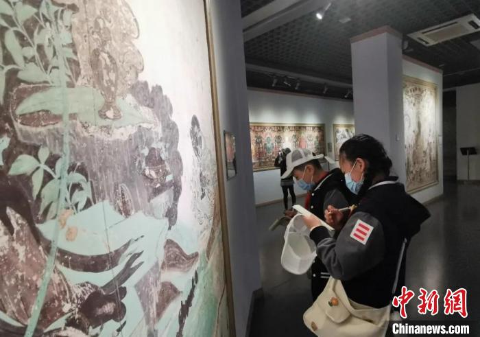 圖為學(xué)生參觀敦煌藝術(shù)館。(資料圖) 蘭州大學(xué)附屬學(xué)校供圖