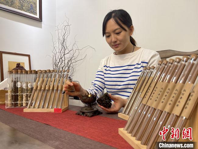 圖為魯雯展示燃香禮儀。　高瑩 攝