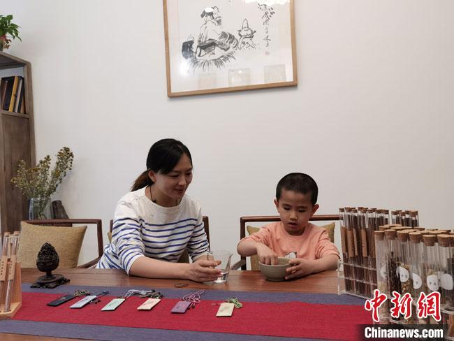 圖為魯雯為小學(xué)員授課和培訓(xùn)?！●T志軍 攝