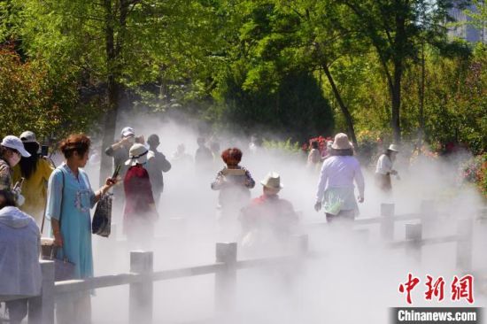 蘭州市寓言故事園化身“瑤池”仙境美景，吸引不少市民前來觀賞、拍照?！【琶赖┰?攝