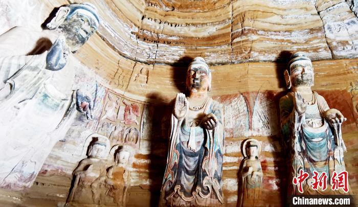北石窟寺窟內(nèi)造像因受水顯得斑駁?！“瑧c龍 攝