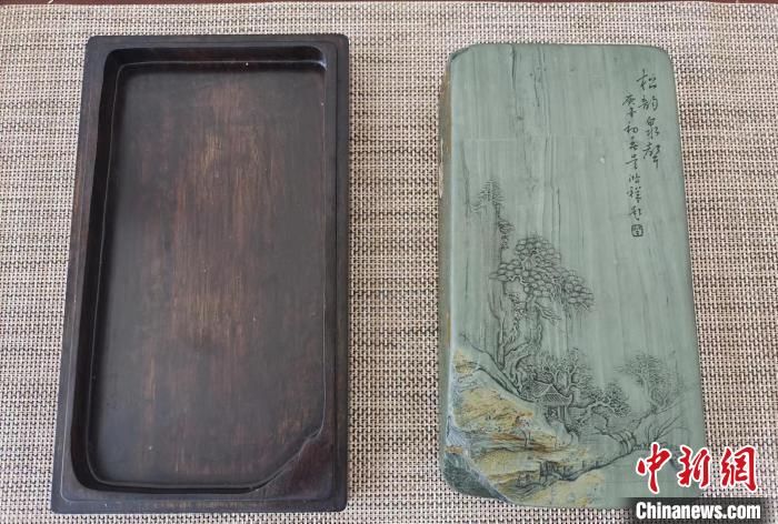圖為甘肅甘南州洮硯藝人為提升洮硯文化內(nèi)涵，制作“一盒一拓”成品展示。(資料圖) 張婧 攝