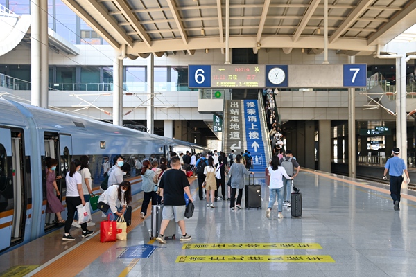 暑運大幕開啟。蘭州鐵路局供圖