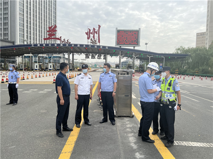 7月13日，蘭州市紀(jì)委監(jiān)委第四監(jiān)督檢查室聯(lián)合市紀(jì)委監(jiān)委派駐市公安局紀(jì)檢監(jiān)察組檢查環(huán)蘭檢查站疫情防控措施落實(shí)情況。.jpg