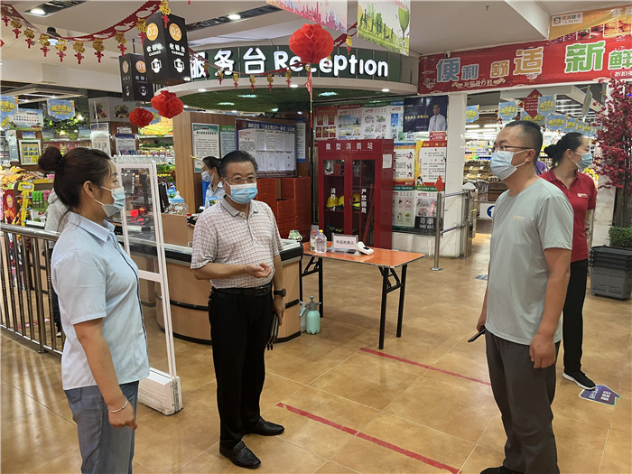 7月15日，酒泉市玉門市疫情防控督查組在隴商聯(lián)華超市監(jiān)督檢查疫情防控措施落實(shí)情況。 .jpg