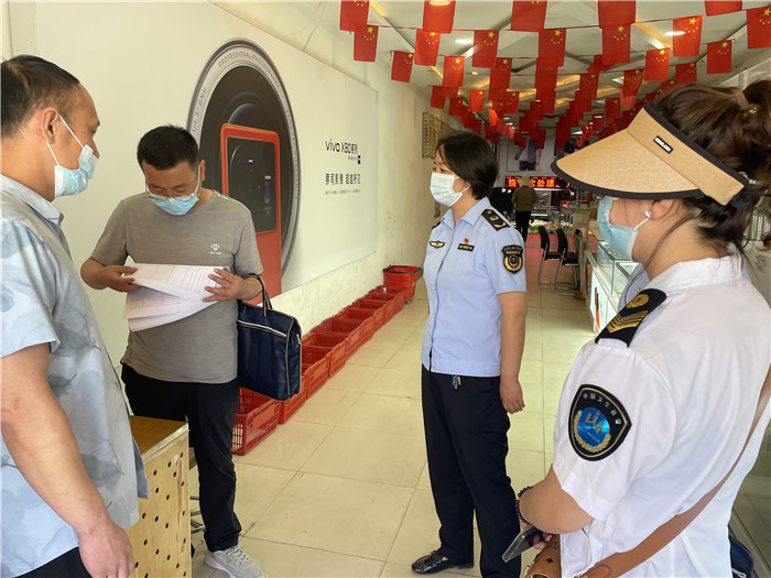 7月20日，定西市漳縣紀(jì)委監(jiān)委駐縣衛(wèi)生健康局紀(jì)檢監(jiān)察組抽調(diào)縣市場(chǎng)監(jiān)管局、衛(wèi)建局工作人員,深入新寺鎮(zhèn)萬家超市查看人員出入登記、環(huán)境消殺等。 蔣湘濤 攝.jpg