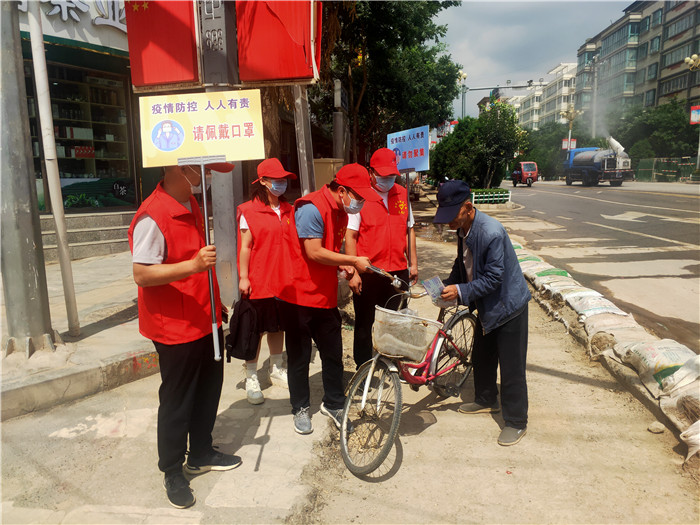 7月21日，定西市通渭縣紀(jì)委監(jiān)委機(jī)關(guān)志愿者在城區(qū)開展“不聚集、戴口罩”志愿活動(dòng)。.jpg