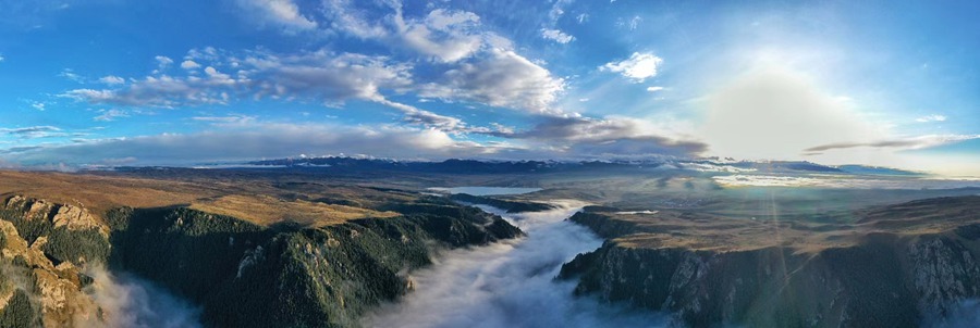甘肅山丹馬場(chǎng)：峽谷云霧似仙境。 王超攝