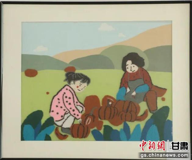 嘉峪關(guān)市新城鎮(zhèn)新城村農(nóng)業(yè)產(chǎn)業(yè)園區(qū)內(nèi)，母女兩人在摘南瓜。刺繡 馬艾米乃 繡稿 敬紅霞