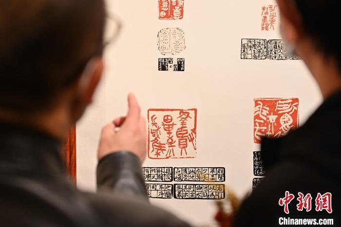 圖為甘肅蘭州，參展作品吸引參觀者。 中新社記者 李亞龍 攝