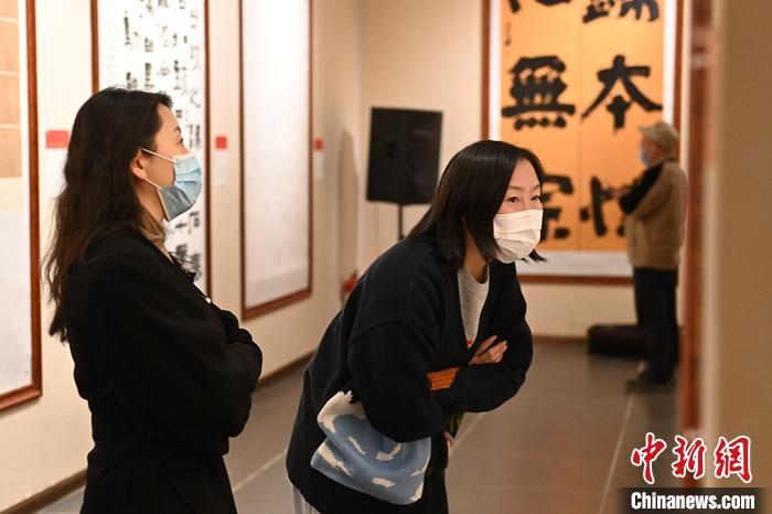 圖為甘肅蘭州，參展書法作品吸引參觀者。 中新社記者 李亞龍 攝