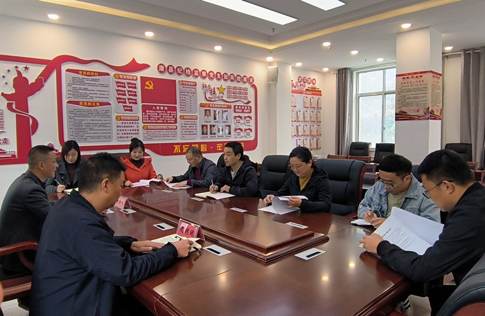 10月19日，康縣紀(jì)委監(jiān)委組織部分班子成員，辦公室、信訪室、案管室、審理室、紀(jì)檢監(jiān)察室等相關(guān)工作人員開(kāi)展黨的二十大報(bào)告專(zhuān)題討論。.jpg