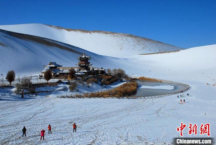 敦煌市鳴沙山月牙泉雪景如畫。(資料圖) 張曉亮 　攝