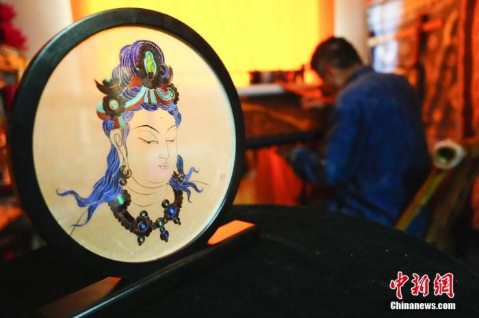 圖為劉云帆所創(chuàng)作的敦煌元素刺繡作品。 中新社發(fā) 謝秉錫 攝